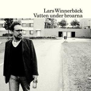 VATTEN UNDER BROARNA