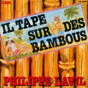 IL TAPE SUR DES BAMBOUS